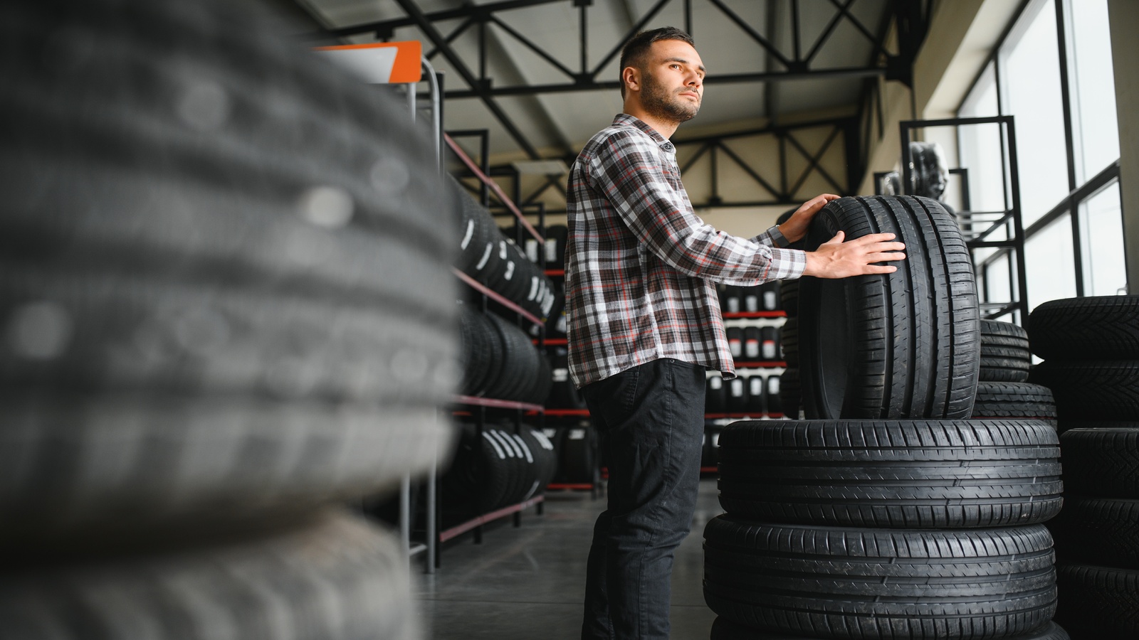 cliente analisando a qualidade dos pnues Goodyear
