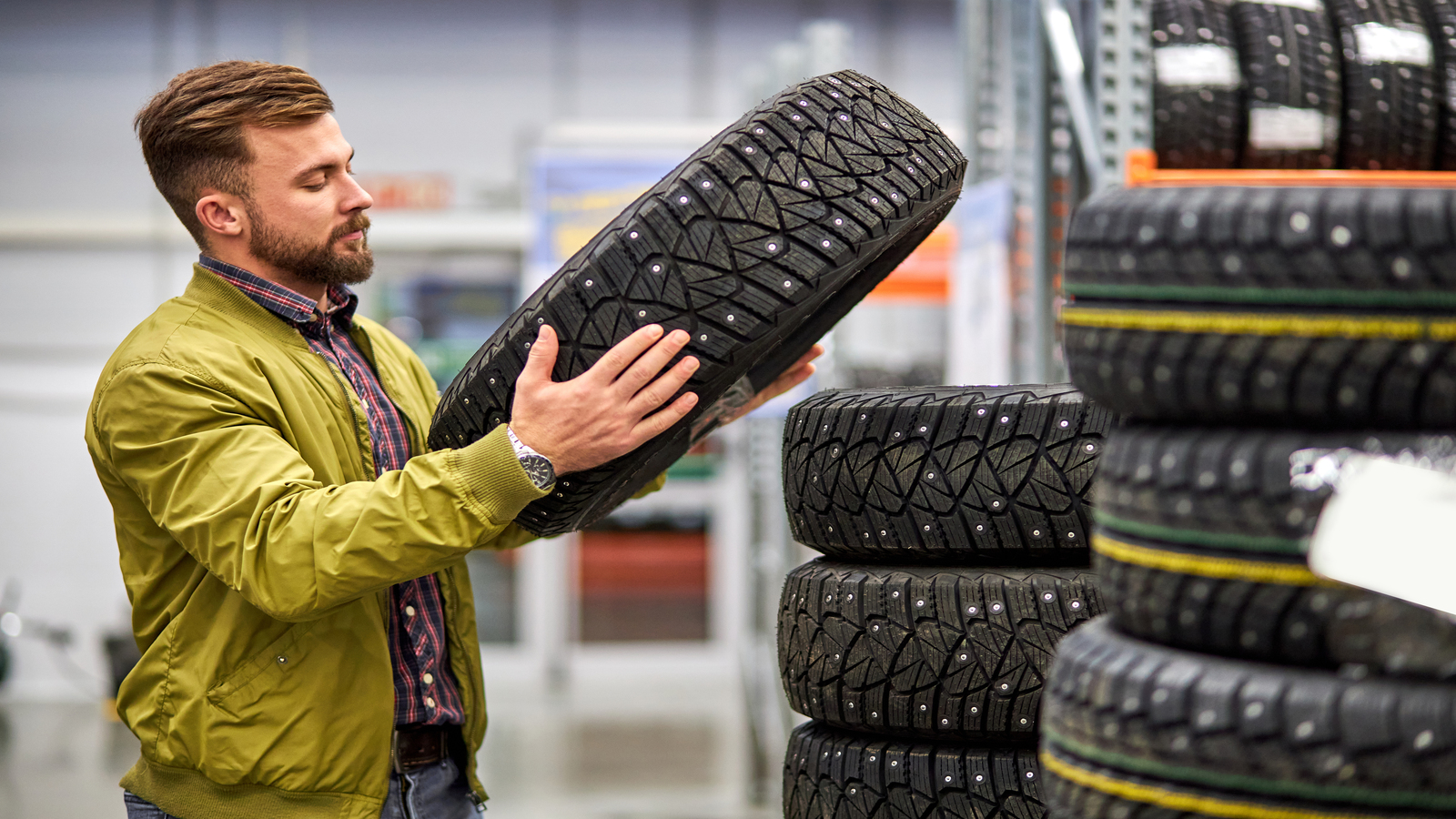 cliente escolhendo pneus no Centro automotivo