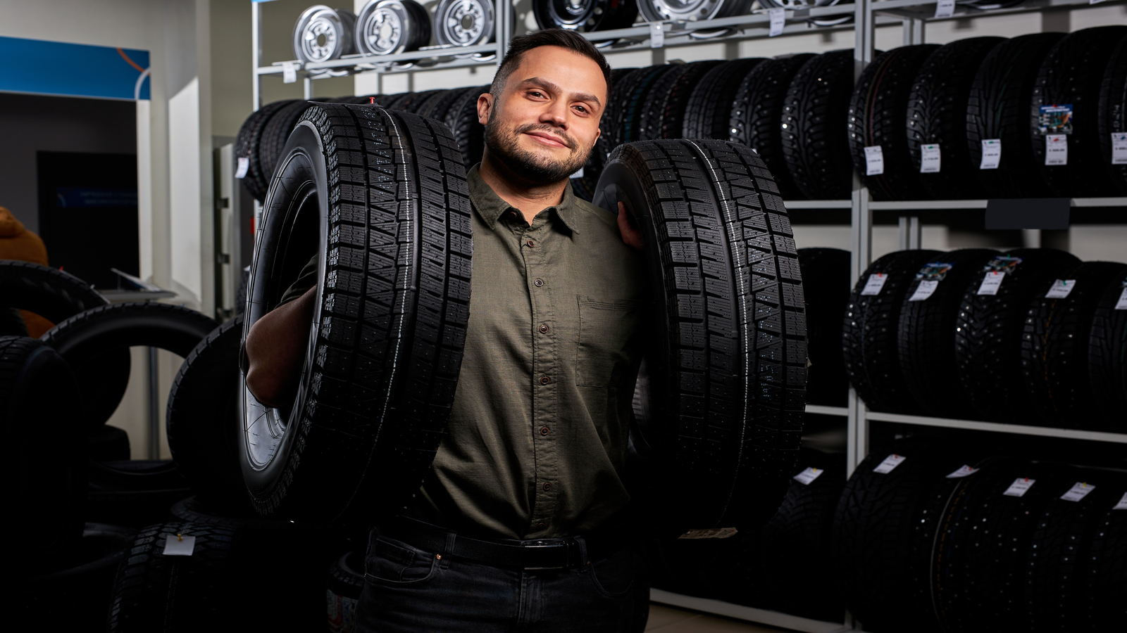 cliente saindo feliz com seus novos Pneus Goodyear