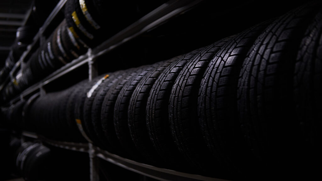 vasta prateleira com diversos tipos de pneus em um Revenda de pneus goodyear