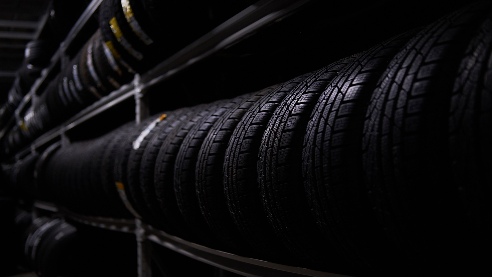 vasta prateleira com diversos tipos de pneus em um Revenda de pneus goodyear