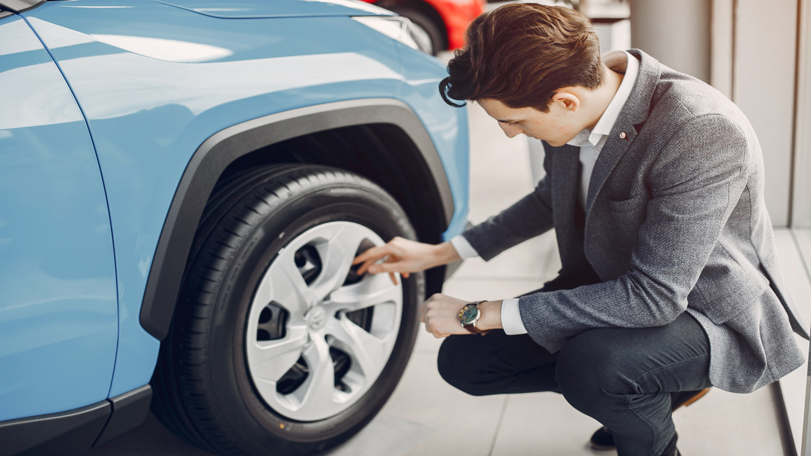 executivo analisando Pneus automotivo de seu carro