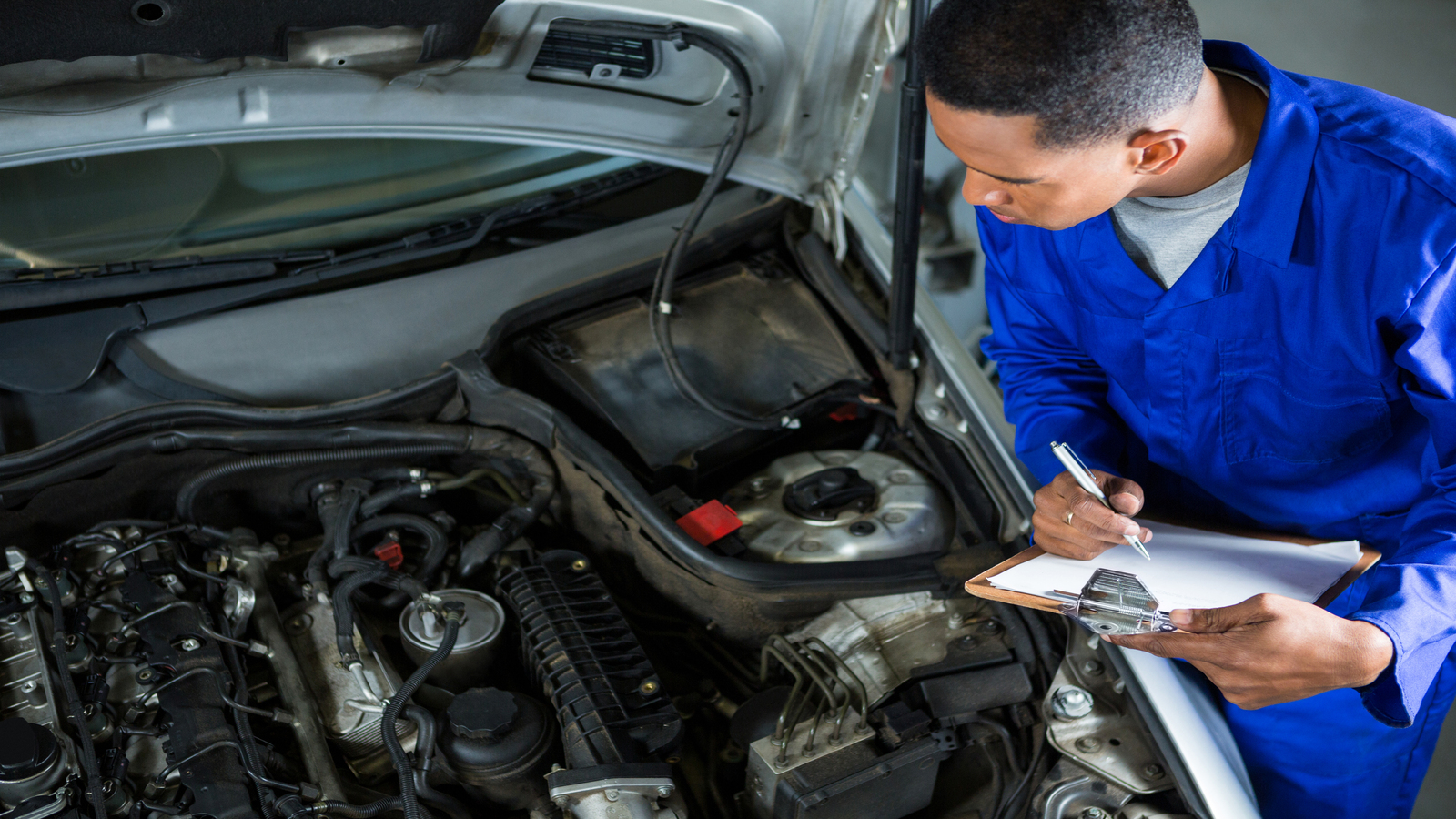 Revisão automotiva sendo realizada na pneulinhares