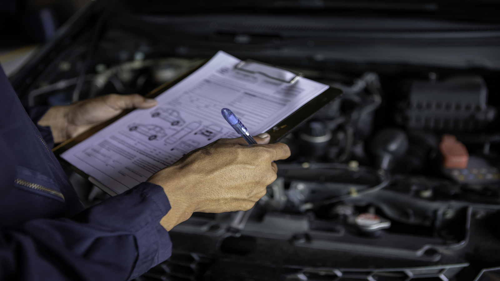 Revisão automotiva com check list sendo feita