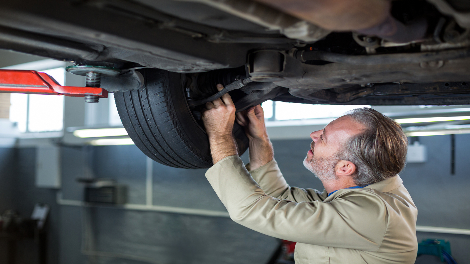 Amortecedor de carro sendo verificadompor mecanico profissional da pneulinhares